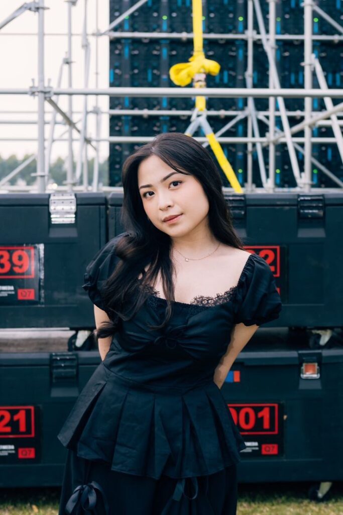 Bernadya yang bernyanyi selama satu bulan "satu bulan" 